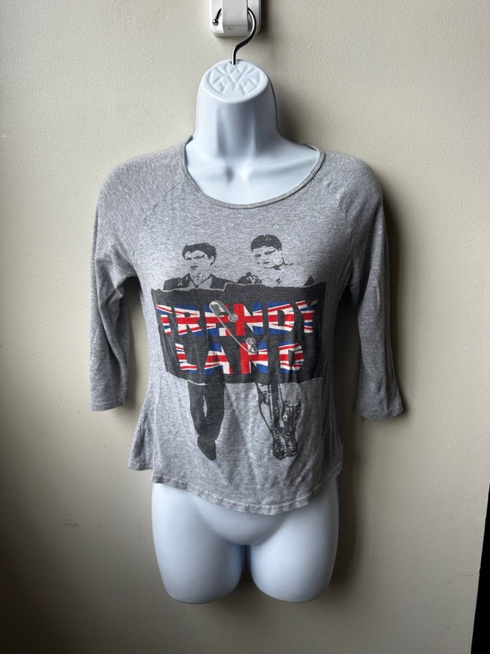 Y2K Graphic Baby Tee Grey 3/4 Sleeve “Trendy Land” UK Flag Slim Fit Top Size M